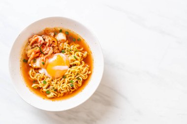 Kimchi ve yumurta ile Kore anlık erişte