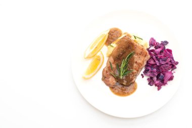 kırmızı lahana ve patates püresi ile domuz eti biftek