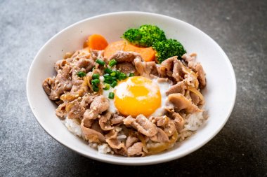 Donburi, domuz eti Pilav kasesi onsen yumurta ve sebze ile