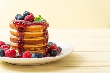 Taze ahududu ve yaban mersini ile gözleme