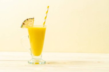 taze ananas güler yüzlü cam ahşap masa üzerinde