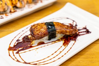 Sos ile foie gras suşi