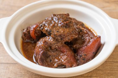 herb ile domuz eti güveç