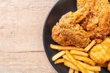 patates kızartması ve nuggets yemek kızarmış tavuk