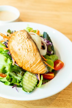 Kızarmış somon salata
