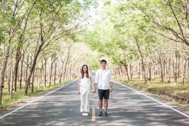 Ağaç arch ile yolda aşık mutlu Asya çift