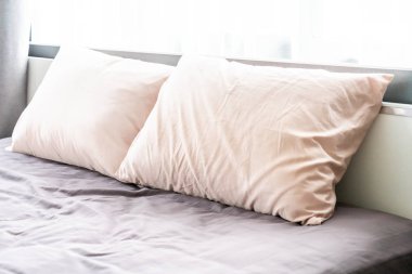 Yatakta rahat yastık 