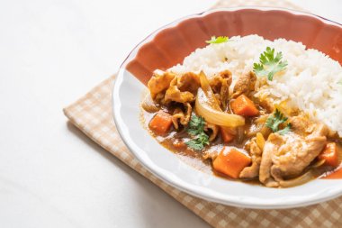 Japon köri pirinç dilimlenmiş domuz eti, havuç ve soğan ile