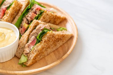 Ev yapımı ton balıklı sandviç 