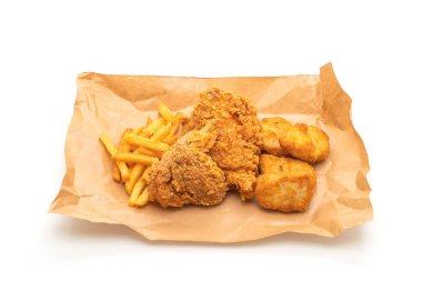 kızarmış tavuk patates kızartması ve nuggets yemek (abur cubur ve 