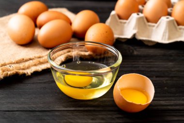 Yumurta ile bir kırık kahverengi ve yumurta sarısı