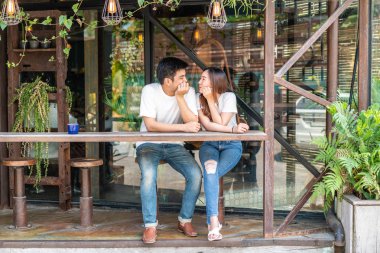 Asyalı mutlu bir çift. 