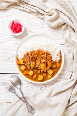 Çıtır çıtır kızarmış domuz pirzola köri ve pilav ile 