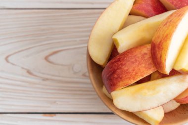 dilimlenmiş taze kırmızı elma kase