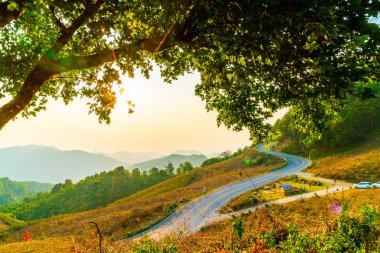 Katman dağ ve yol ile güzel günbatımı gökyüzü