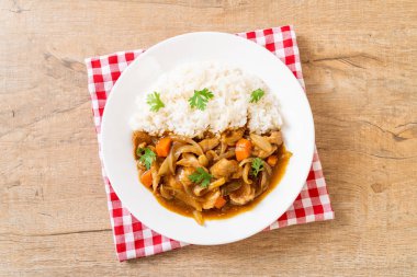 Japon köri pirinç dilimlenmiş domuz eti, havuç ve soğan ile