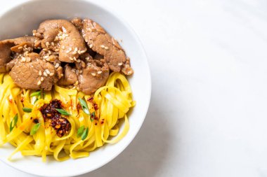 domuz eti ile Asya tavada kızartılmış erişte