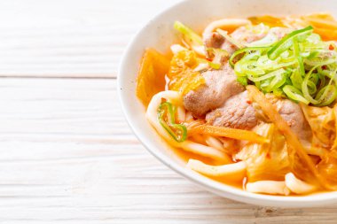 Udon ramen noodle ile domuz eti ve kimchi 