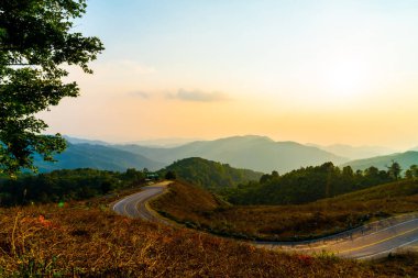 Katman dağ ve yol ile güzel günbatımı gökyüzü