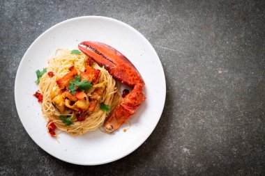 Makarna all'astice veya ıstakoz spagetti