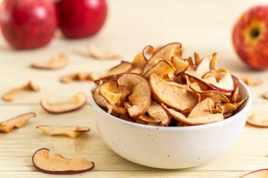 Ev yapımı kurutulmuş organik elma dilimli
