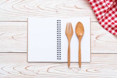 metin Not kopya sapce ile ahşap yüzeyde için boş defter