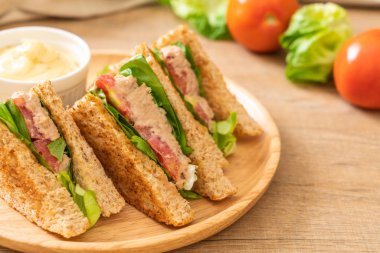 Ev yapımı ton balıklı sandviç 