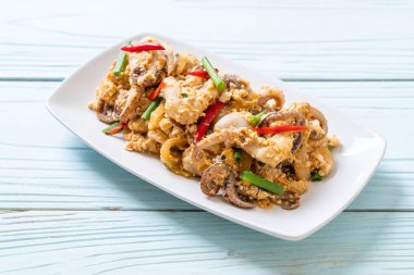 Tavada kızartılmış kalamar ve ahtapot tuzlu yumurta ile