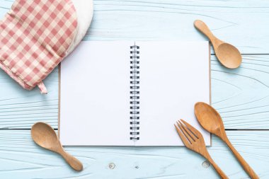 metin Not kopya sapce ile ahşap yüzeyde için boş defter