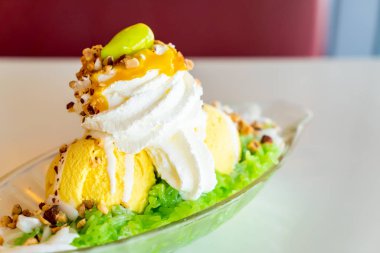 yapışkan pirinç ve krem şanti ile Mango Dondurma