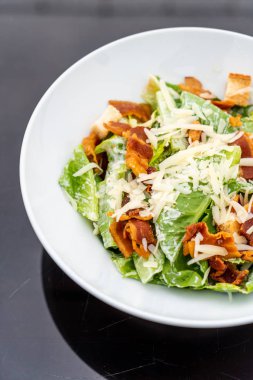 Beyaz tabakta Sezar salatası