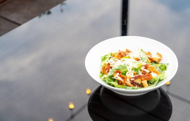 Beyaz tabakta Sezar salatası