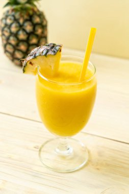 taze ananas güler yüzlü cam ahşap masa üzerinde