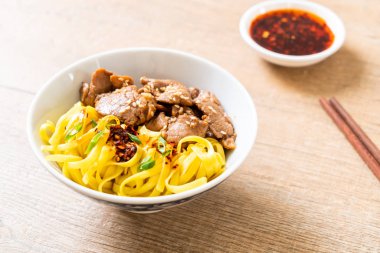 domuz eti ile Asya tavada kızartılmış erişte