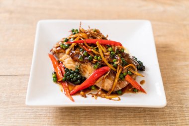 Baharatlı tavada kızartılmış ve bitki ile orfoz balığı fileto 