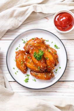 Barbekü tavuk kanatları beyaz susam ile