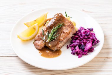 kırmızı lahana ve patates püresi ile domuz eti biftek