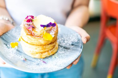 bal ve tereyağı ile pancake