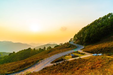 Katman dağ ve yol ile güzel günbatımı gökyüzü
