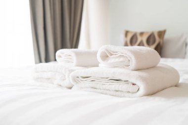 yatakta beyaz havlu süsleme 