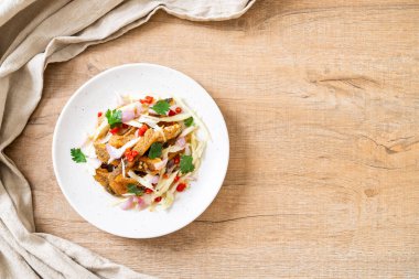 gevrek gurami balığı ile baharatlı salata