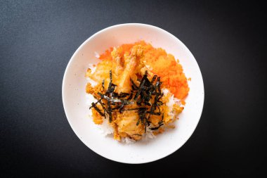 karides tempura pirinç kase karides yumurta ve deniz yosunu ile