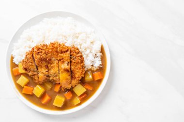 Çıtır çıtır kızarmış domuz pirzola köri ve pilav ile 