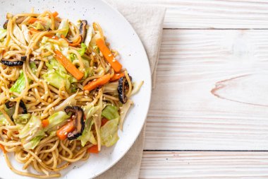tavada kızartılmış yakisoba noodle sebzeli