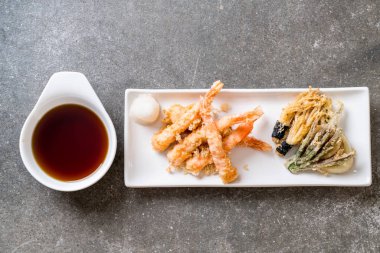 sebzeli karides tempura (hırpalanmış kızarmış karides)