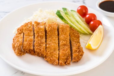 Japon derin kızarmış domuz pirzola (tonkatsu kümesi)