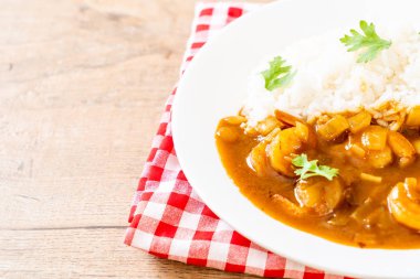 Pirinç Köri soslu karides