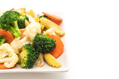 Beyaz arka plan üzerinde izole tavada kızartılmış mix sebze