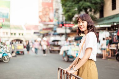 Mutlu ve güzel Asyalı kadın Khao Sarn Road, Tha seyahat