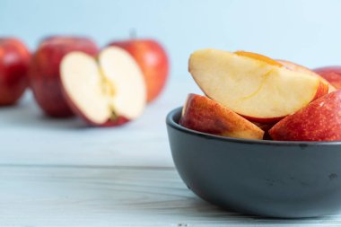 dilimlenmiş taze kırmızı elma kase